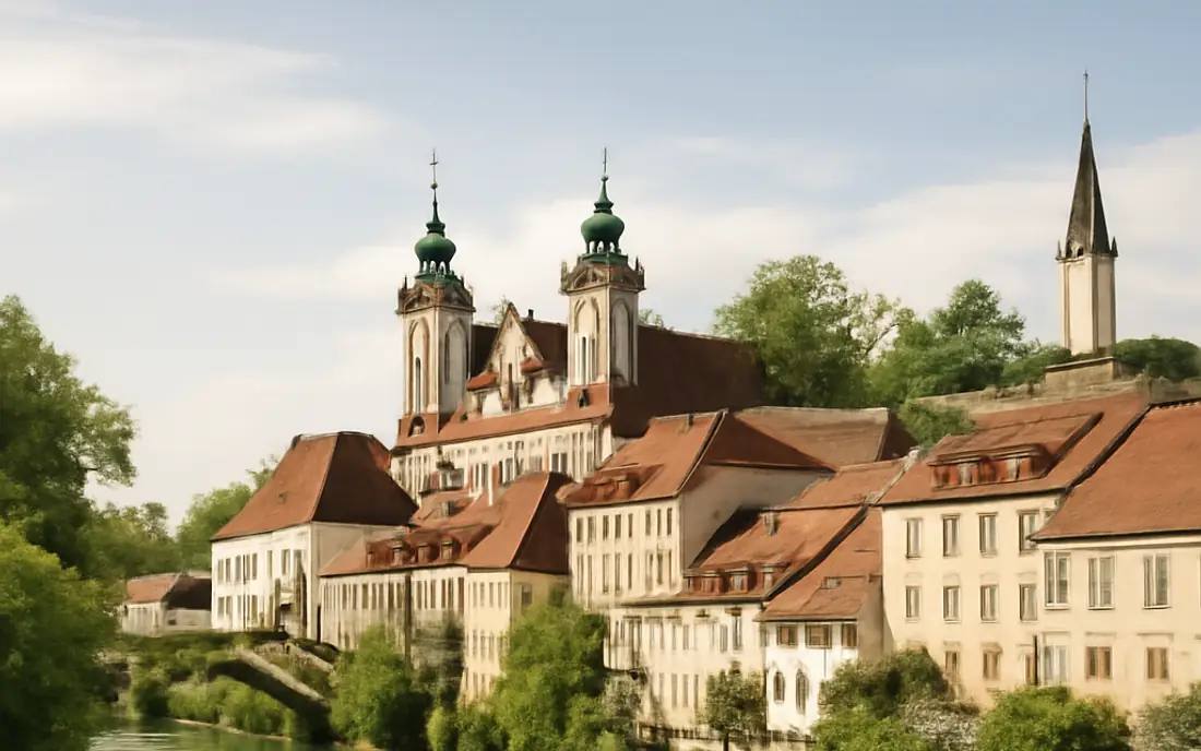 Ruhige Altstadt von Steyr mit historischen Gebäuden und viel Grün.