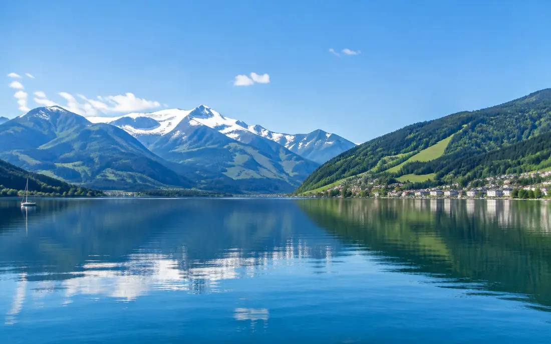 Ruhe am Zeller See, umgeben von Bergen und klarem Himmel.